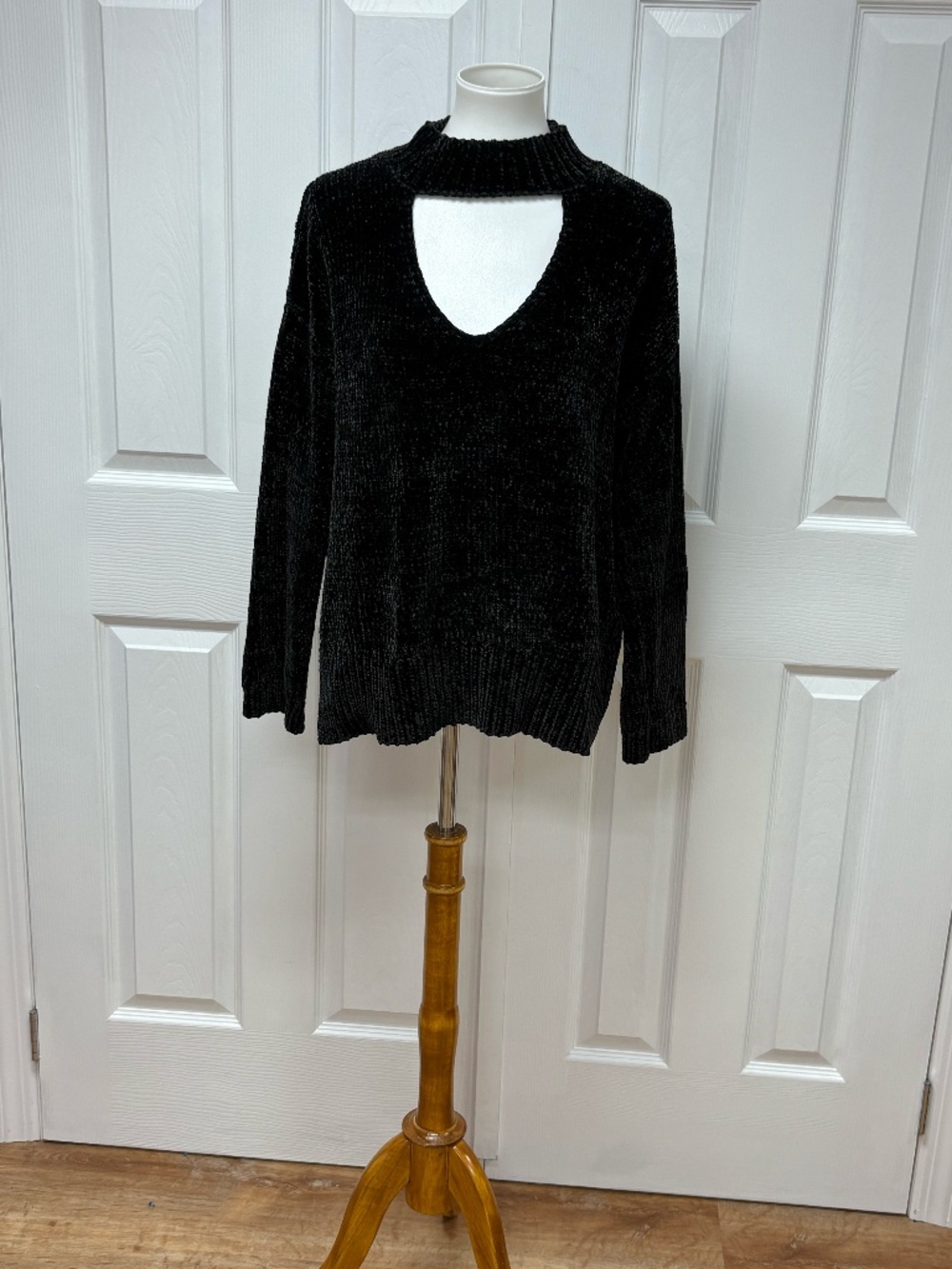 Design Lab - Black Chenille Cut-out Sweater. One Size.